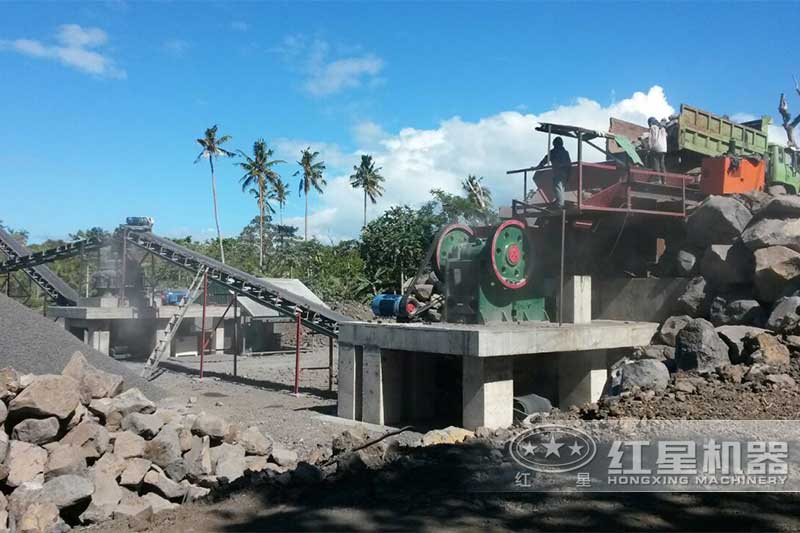 顎式破碎機(jī)破碎石灰石現(xiàn)場(chǎng)實(shí)拍 顎式破碎機(jī)破碎石灰石現(xiàn)場(chǎng)實(shí)拍