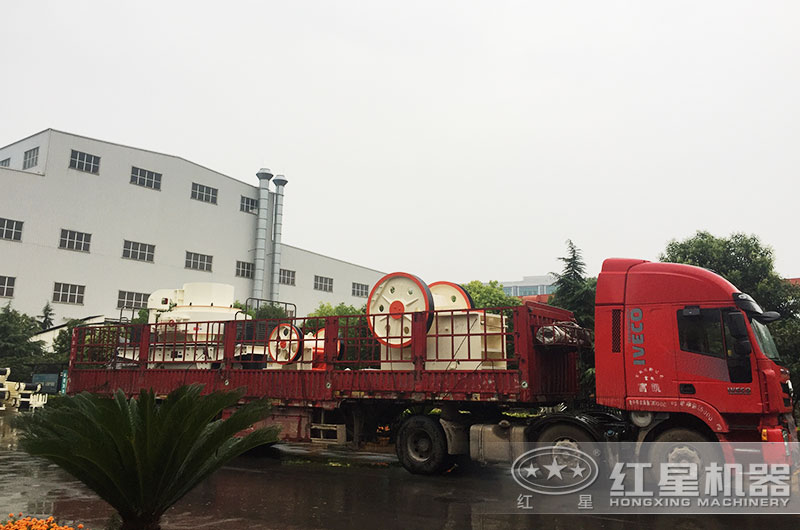 紅星整套煤矸石破碎設(shè)備裝車(chē)發(fā)貨現(xiàn)場(chǎng)