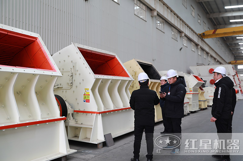 客戶來(lái)廠考察錘破機(jī)