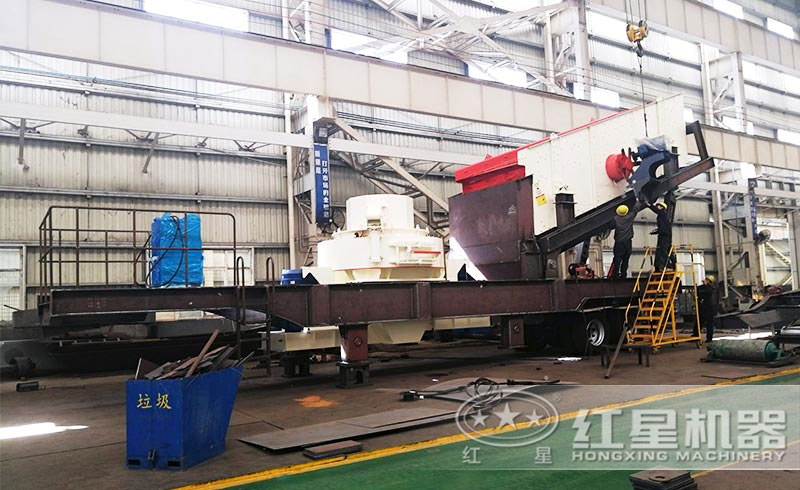鉀長石輪胎式移動(dòng)破碎一體車搭配制砂機(jī)