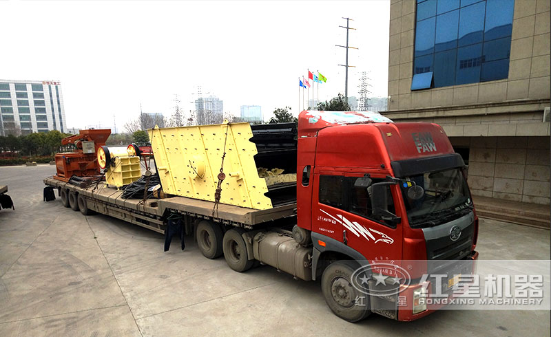 準(zhǔn)備發(fā)貨的小型磕石機