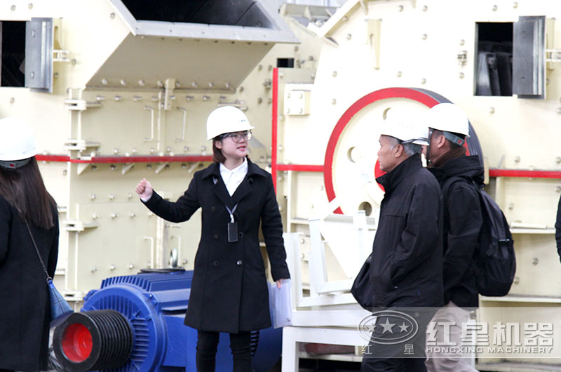 用戶來(lái)訪參觀設(shè)備生產(chǎn)車(chē)間