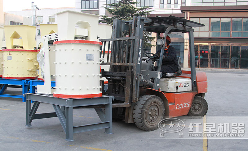 小型復(fù)合式破碎機裝車