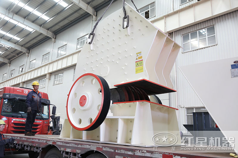 大型錘式破碎機(jī)裝車，準(zhǔn)備發(fā)往新鄉(xiāng)