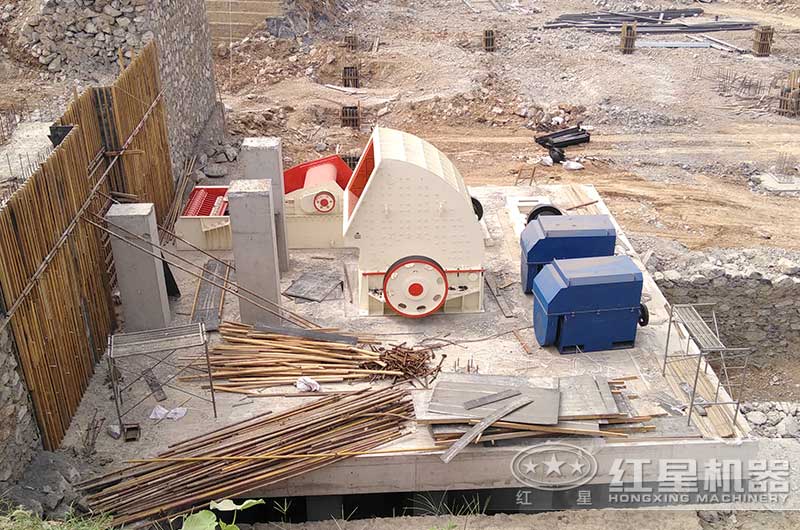 給料機(jī)、重錘式破碎機(jī)進(jìn)行安裝