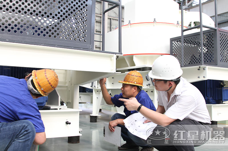 紅星機器人員帶客戶參觀廠區(qū)，細(xì)心講解生產(chǎn)設(shè)備