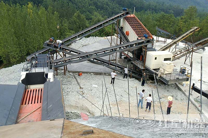 正在河南南陽(yáng)工作的移動(dòng)式小型柴油石子破碎機(jī)