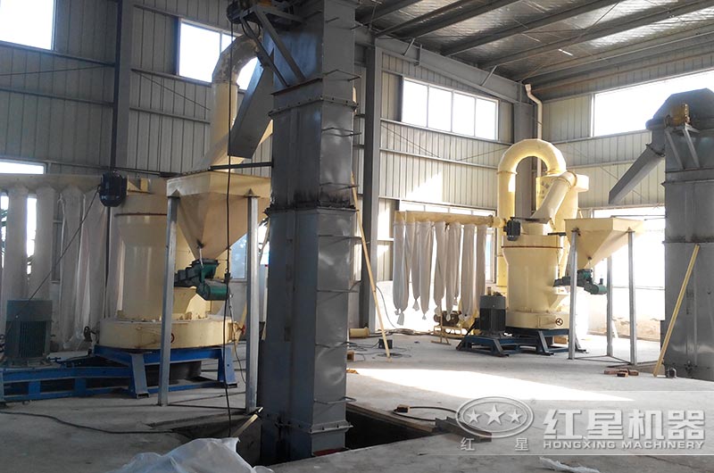 小型雷蒙磨粉機(jī)作業(yè)現(xiàn)場圖