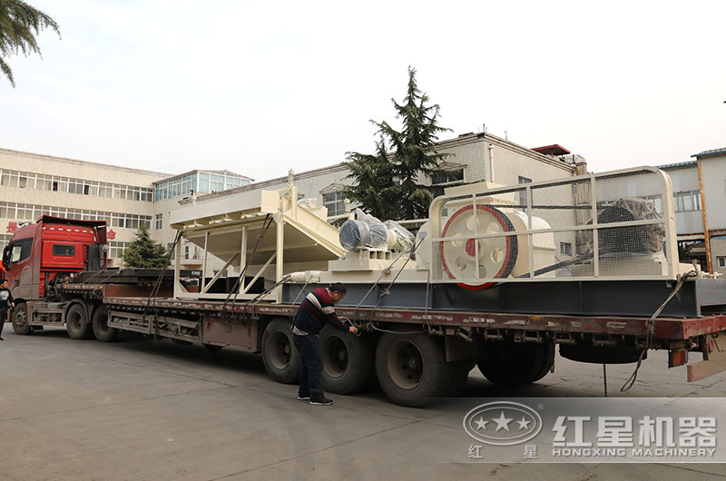 大型對輥制砂機(jī)發(fā)貨現(xiàn)場