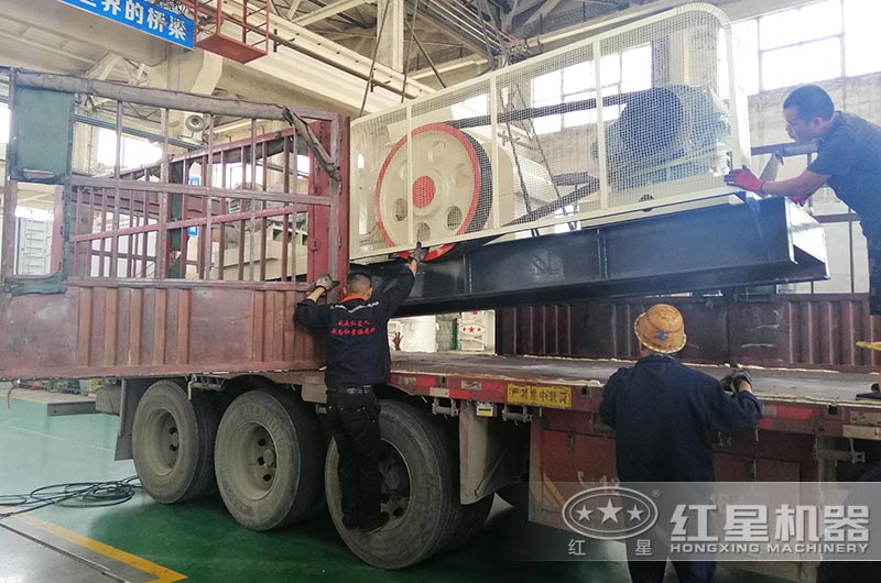 對輥式粉碎機裝車，準(zhǔn)備發(fā)貨