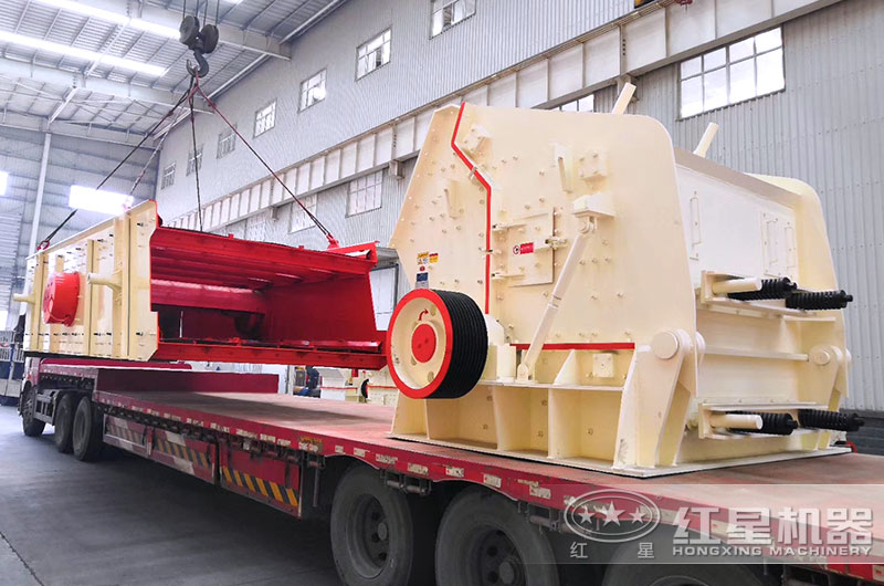 反擊破碎機裝車，準備發(fā)往湖北