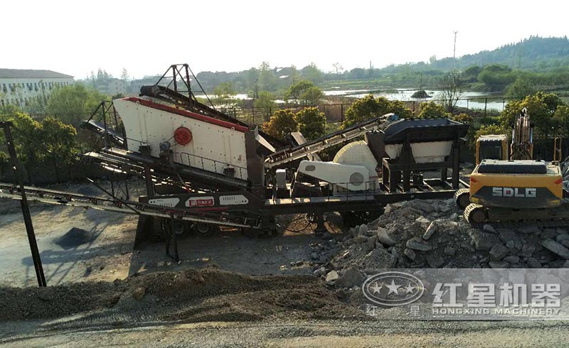 輪胎式移動重錘破碎機(jī)生產(chǎn)現(xiàn)場圖