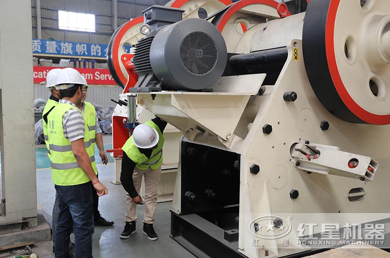 客戶(hù)來(lái)廠區(qū)了解石子生產(chǎn)線(xiàn)的相關(guān)設(shè)備