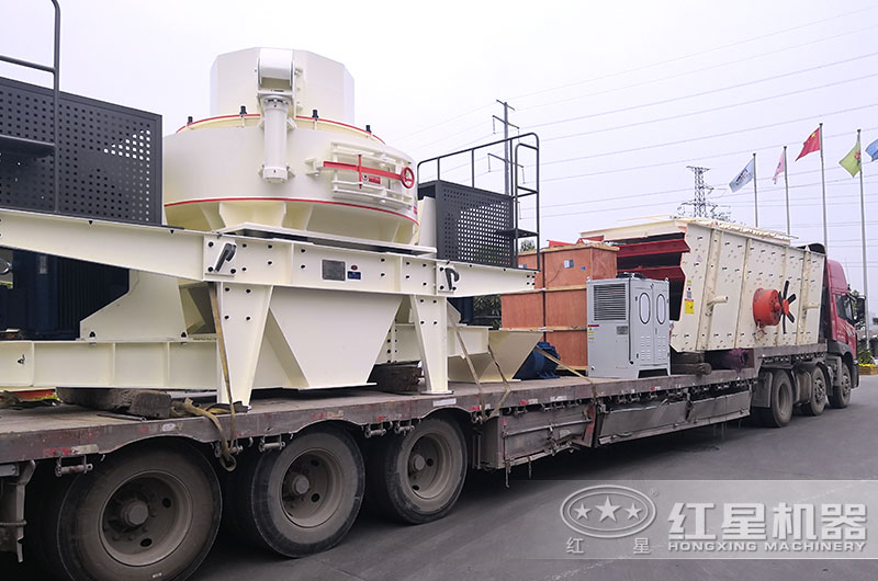 紅星巖石制砂設備_沖擊式破碎機發(fā)貨現(xiàn)場