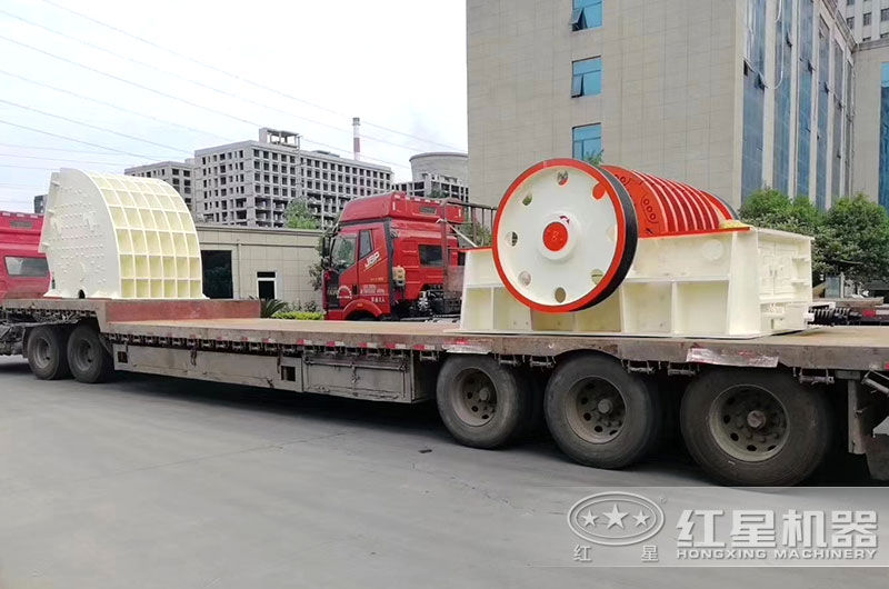 紅星時產(chǎn)3000噸的PCZ2225重錘式破碎機(jī)發(fā)貨現(xiàn)場 紅星時產(chǎn)3000噸的PCZ2225重錘式破碎機(jī)發(fā)貨現(xiàn)場