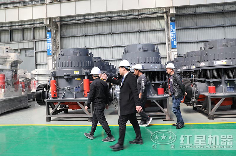 客戶(hù)到廠參觀2200圓錐破碎機(jī)