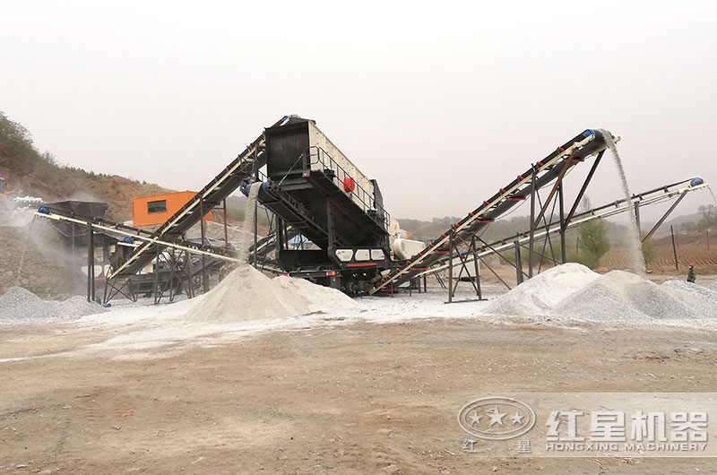 正在廣東作業(yè)的移動式破碎磕沙機(jī)