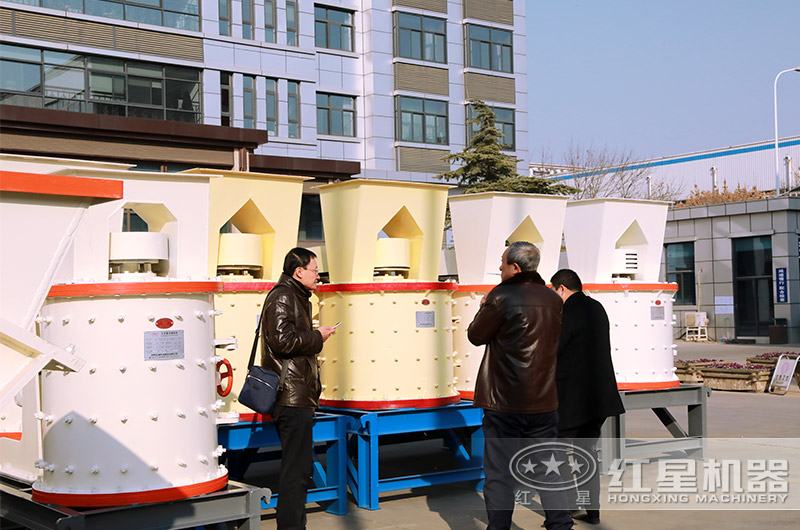 客戶來紅星廠區(qū)參觀，近距離了解小型制砂機(jī)