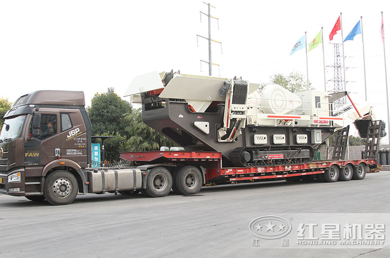 紅星履帶式建筑垃圾移動(dòng)破碎站發(fā)貨現(xiàn)場(chǎng)圖