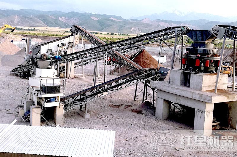 圓錐破破碎鵝卵石現(xiàn)場(chǎng)，搭配制砂機(jī)使用