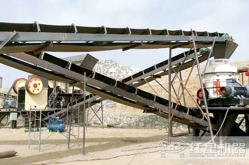砂石生產(chǎn)線現(xiàn)場，粗碎破碎機為顎式破碎機
