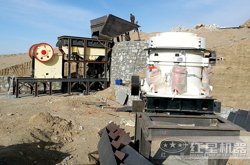 大夾石機生產(chǎn)線正在安裝，鄂破機和圓錐破已準備就緒