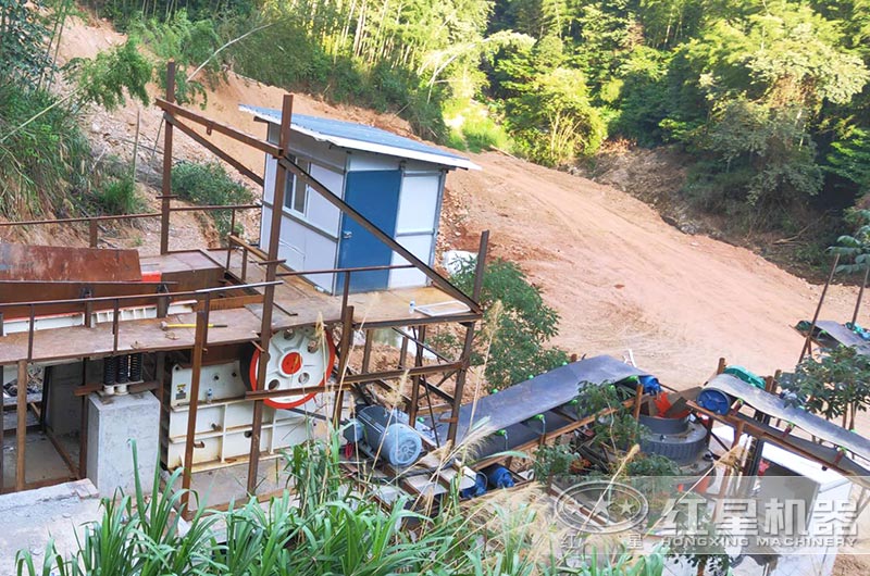 顎式破碎機(jī)生產(chǎn)現(xiàn)場，搭配圓錐破破碎硬料