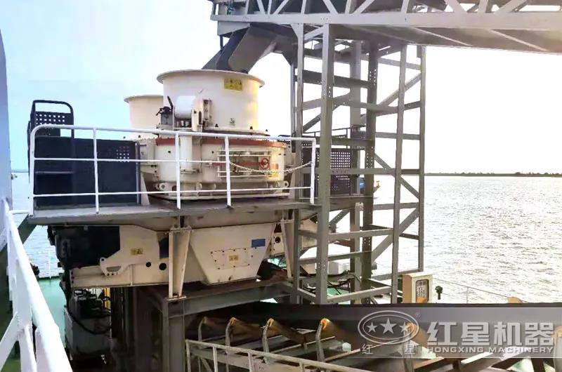 高速運(yùn)轉(zhuǎn)中的制砂機(jī) 高速運(yùn)轉(zhuǎn)中的制砂機(jī)